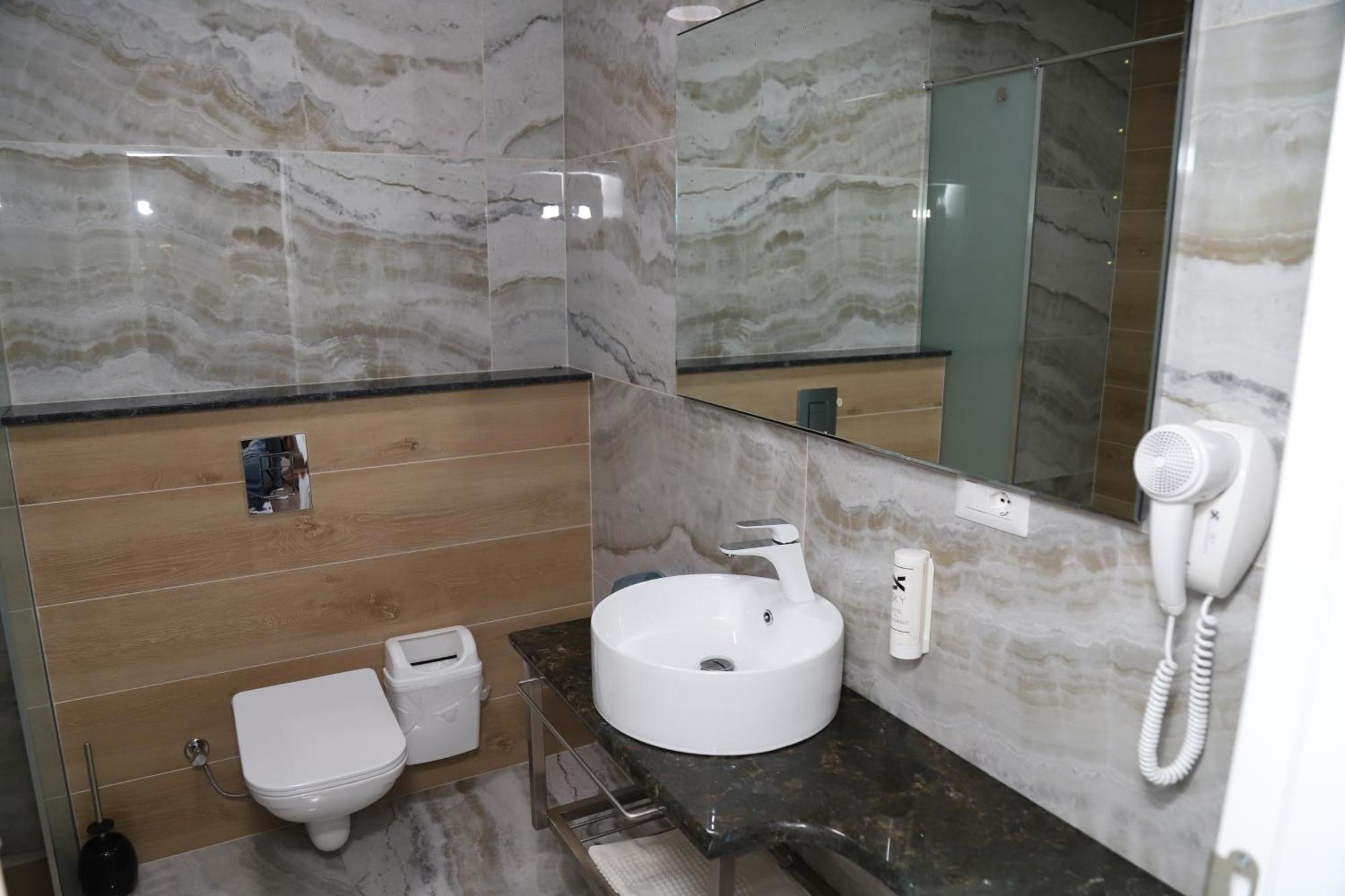 פריזרן Sky Hotel מראה חיצוני תמונה